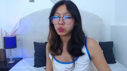 Snapshot of yommi_winx chatting on 02.01.25 Yommi Winx online show from 02.01.25