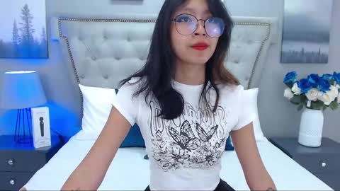 Snapshot of yommi_winx chatting on 03.10.25 Yommi Winx online show from 03.10.25