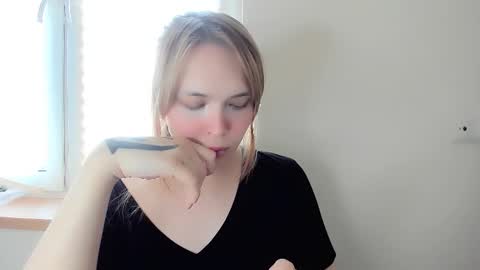 Snapshot of yomoyoo chatting on 02.14.25 yomoyoo online show from 02.14.25