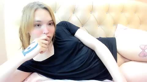 Snapshot of yomoyoo chatting on 02.20.25 yomoyoo online show from 02.20.25