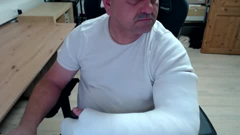 yoschi1976 online show from 10.31.25