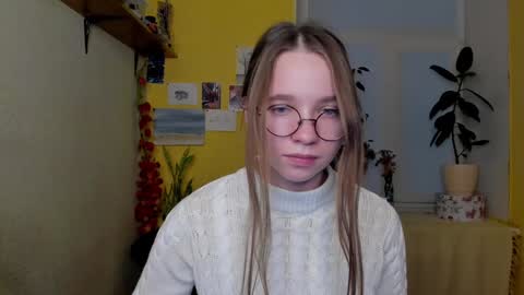 Snapshot of your_leslie chatting on 12.01.24 Leslie online show from 12.01.24