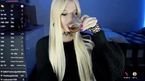 Snapshot of your_little_eva chatting on 03.05.25 Eva online show from 03.05.25