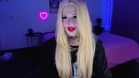 Snapshot of your_little_eva chatting on 10.02.25 Eva online show from 10.02.25