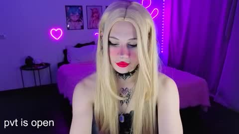 Snapshot of your_little_eva chatting on 10.05.25 Eva online show from 10.05.25