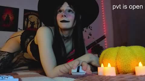 Snapshot of your_little_eva chatting on 10.31.25 Eva online show from 10.31.25