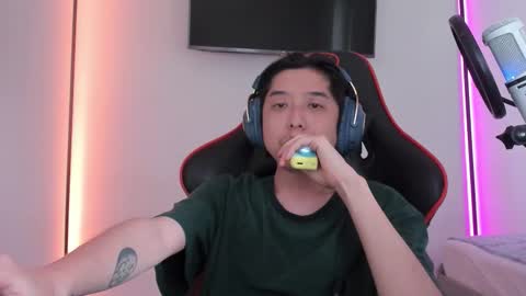 Snapshot of your_little_twink chatting on 09.24.25 Han   online show from 09.24.25