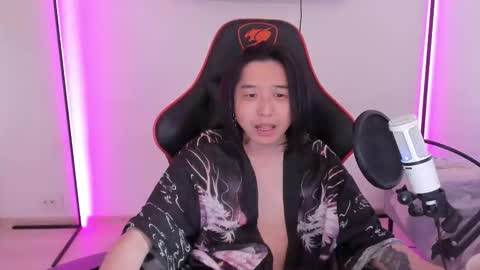 Snapshot of your_little_twink chatting on 10.03.25 Han   online show from 10.03.25