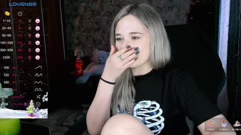 Snapshot of your_small_bunny chatting on 01.08.25 Molly online show from 01.08.25