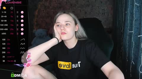 Snapshot of your_small_bunny chatting on 03.10.25 Molly online show from 03.10.25