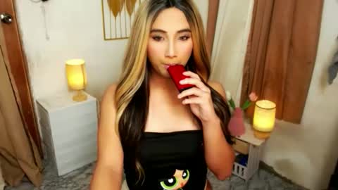 Snapshot of yourasianfave_drea chatting on 10.26.25 DREA online show from 10.26.25