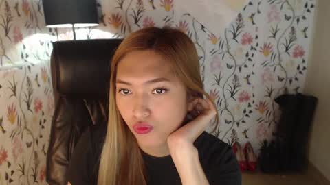 Snapshot of yourfavorateroxxx chatting on 01.06.25 Roxxx online show from 01.06.25