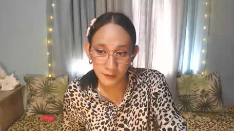 Snapshot of yourfavoratezoe chatting on 04.08.26 ZOE KHATE online show from 04.08.26