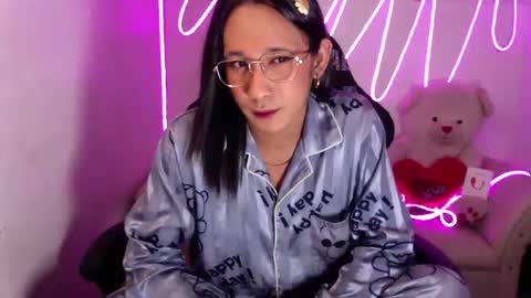 Snapshot of yourfavoratezoe chatting on 04.12.26 ZOE KHATE online show from 04.12.26