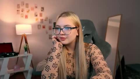 Snapshot of yourjullymoon chatting on 10.13.25 Jully online show from 10.13.25