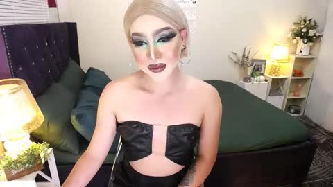 Snapshot of yourlivingonurdream chatting on 09.18.25 -- online show from 09.18.25