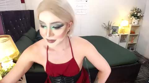 Snapshot of yourlivingonurdream chatting on 09.20.25 -- online show from 09.20.25