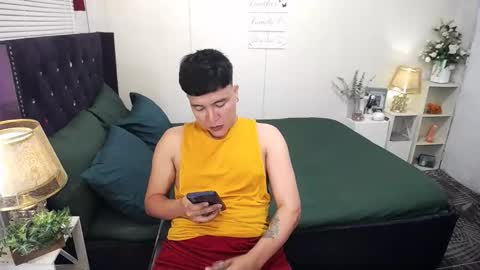 Snapshot of yourlivingonurdream chatting on 09.30.25 -- online show from 09.30.25