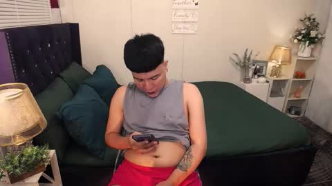 Snapshot of yourlivingonurdream chatting on 09.30.25 -- online show from 09.30.25