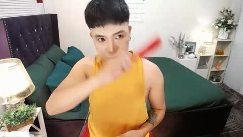 Snapshot of yourlivingonurdream chatting on 10.02.25 -- online show from 10.02.25