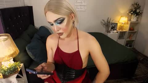 Snapshot of yourlivingonurdream chatting on 10.03.25 -- online show from 10.03.25