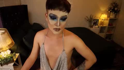 Snapshot of yourlivingonurdream chatting on 10.09.25 -- online show from 10.09.25