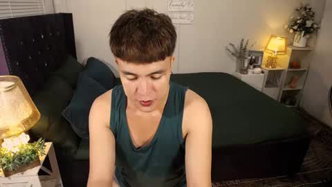 Snapshot of yourlivingonurdream chatting on 10.12.25 -- online show from 10.12.25