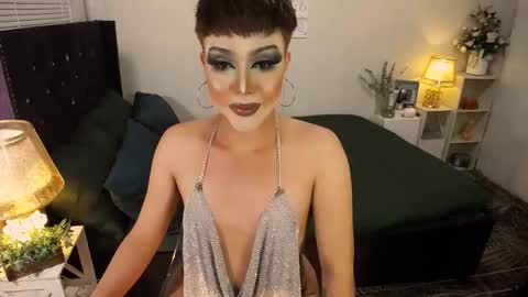 Snapshot of yourlivingonurdream chatting on 10.13.25 -- online show from 10.13.25