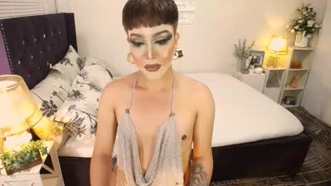 Snapshot of yourlivingonurdream chatting on 10.18.25 -- online show from 10.18.25