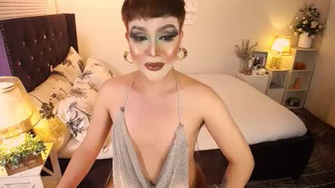 Snapshot of yourlivingonurdream chatting on 10.19.25 -- online show from 10.19.25