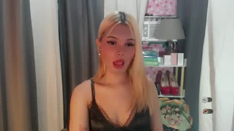 Snapshot of yourlovekylie chatting on 06.23.26 KYLIE MORE online show from 06.23.26
