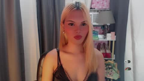 Snapshot of yourlovekylie chatting on 06.27.26 KYLIE MORE online show from 06.27.26