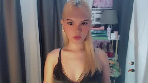 Snapshot of yourlovekylie chatting on 07.19.26 KYLIE MORE online show from 07.19.26