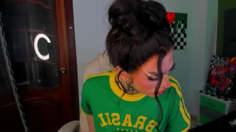 Snapshot of yourvirtualgirlfriennd chatting on 09.21.25 GI online show from 09.21.25