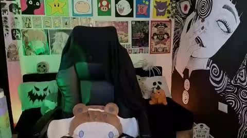    rawr   Anne Independent model      online show from 10.17.25