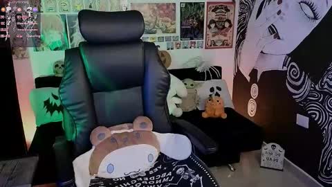    rawr   Anne Independent model      online show from 10.19.25