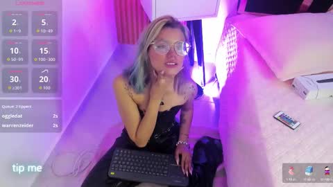 Yukki Kuran online show from 09.11.25