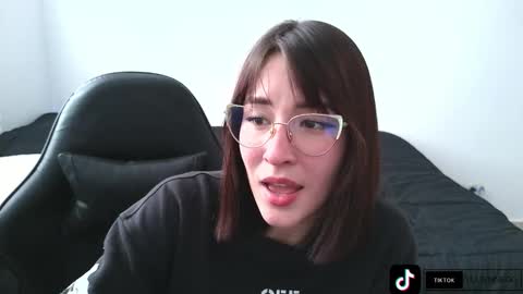 Snapshot of yulienne chatting on 10.06.25 Yulienne online show from 10.06.25