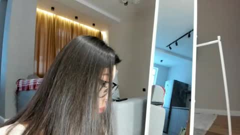 Snapshot of yummi_kim chatting on 12.07.24 Yumi online show from 12.07.24