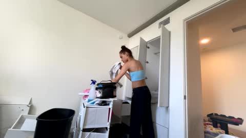 Snapshot of yungfemslut chatting on 10.02.25 BbyTSSLut online show from 10.02.25