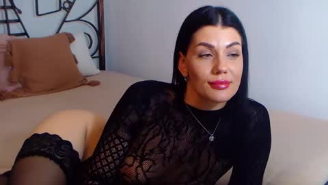 I V Y   online show from 12.16.24