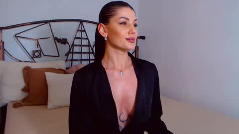 I V Y   online show from 02.22.25