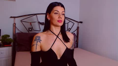 I V Y   online show from 10.21.25