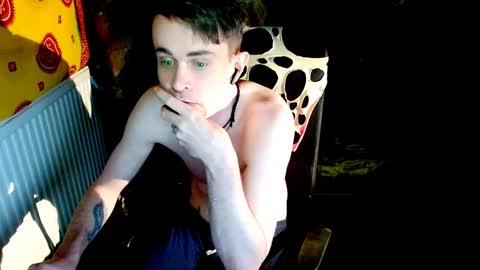 Snapshot of yyscript chatting on 12.06.24 online show from 12.06.24