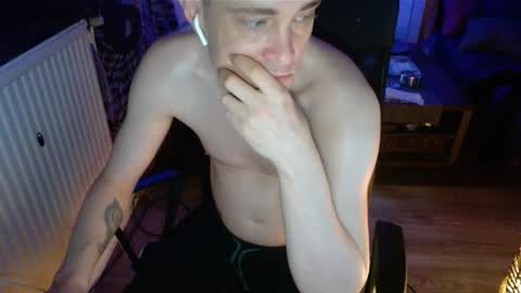 Snapshot of yyscript chatting on 11.08.25 online show from 11.08.25