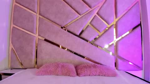 Snapshot of zafiro_claire chatting on 11.01.25 Claire online show from 11.01.25