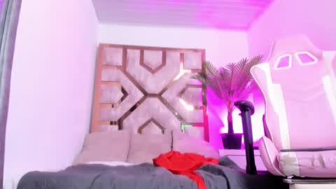 Snapshot of zamira_taylor chatting on 02.25.25 zamira_taylor online show from 02.25.25
