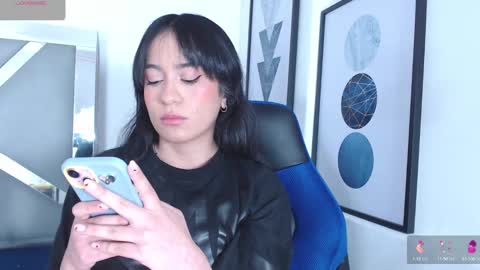 Snapshot of zaradames_ chatting on 02.19.25 zaradames_ online show from 02.19.25