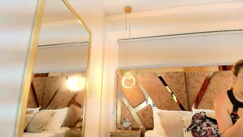 Zarah Andrews online show from 12.15.25