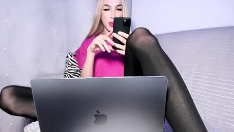 Snapshot of zarinastoun20 chatting on 01.09.25 ZARINA online show from 01.09.25